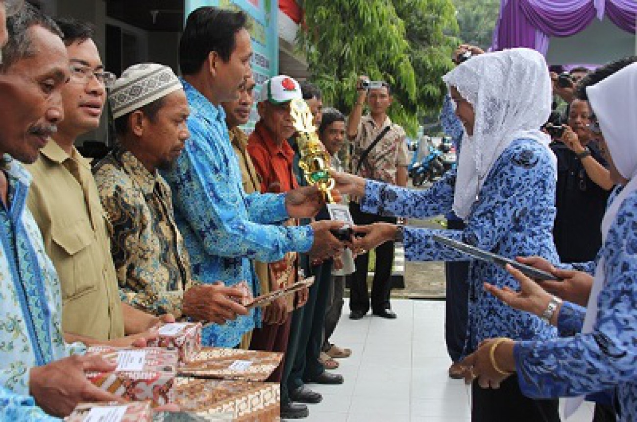 Hari Perkebunan Nasional 2015, Disbun Serahkan Penghargaan