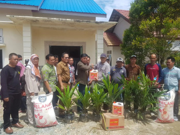 Disbun Kaltim Salurkan Bantuan Bibit Kelapa Sawit, Pupuk NPK, dan herbisida untuk Petani di PPU