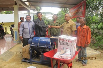 Disbun Salurkan Bantuan Alat Budidaya Perkebunan