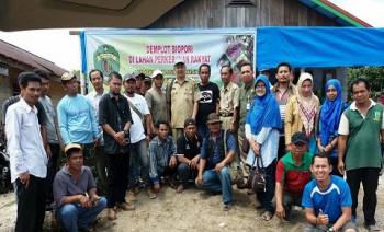 Disbun Kembangkan Demplot Biopori Menggunakan Cacing